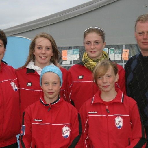 Ingibjörg S. Halldórsdóttir (Veiga) og Bjarni Þórisson áttu fjórar stúlkur á Unglingalandsmótinu. Frá vinstri; Veiga, Bjarnveig Rós (15 ára), Sunna Dís (17 ára), Bjarni, Stella Dröfn (11 ára) og Lilja Dóra (12 ára)