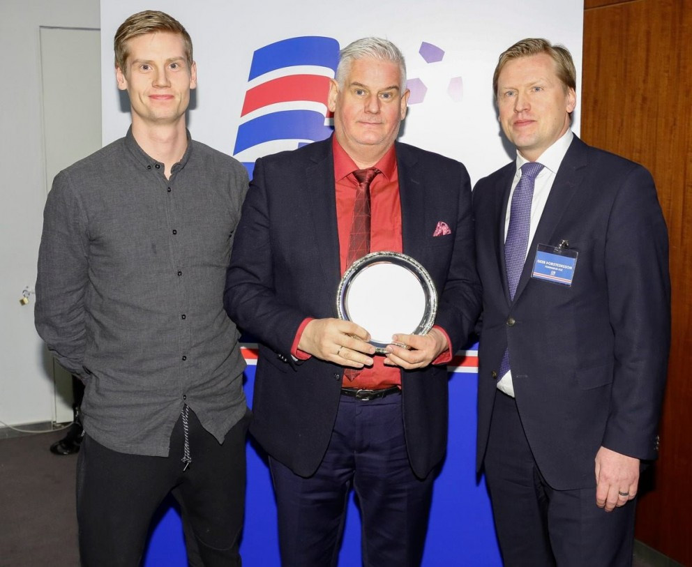 Ingvi Hrannar Ómarsson og Ómar Bragi Stefánsson formaður knattspyrnudeildar Tindastóls taka við Gras…