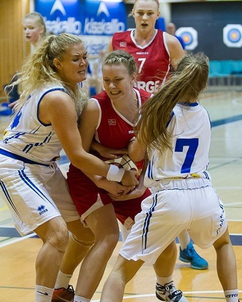 Linda Þórdís í baráttu um boltan. Mynd: karfan.is