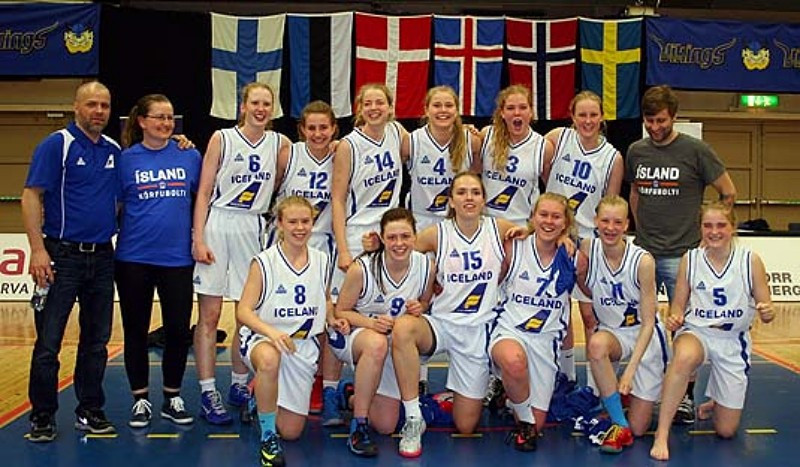 Bríet Lilja Sigurðardóttir og Linda Þórdís Róbertsdóttir og U16 lið Íslands þegar þær urðu Norðurlan…
