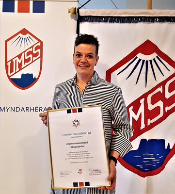 Klara Helgadóttir formaður UMSS 
með viðurkenningu ÍSÍ, Fyrirmyndarhérað.
