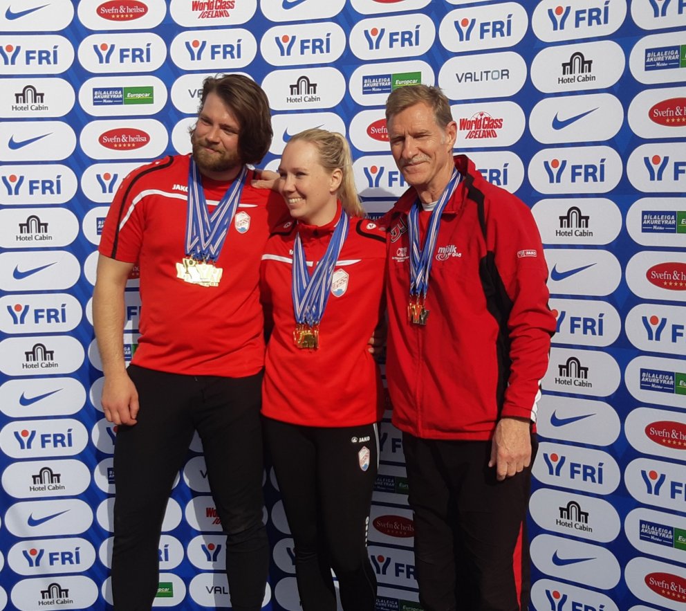 Vignir, Linda og Karl hlaðin gulli eftir keppni helgarinnar.