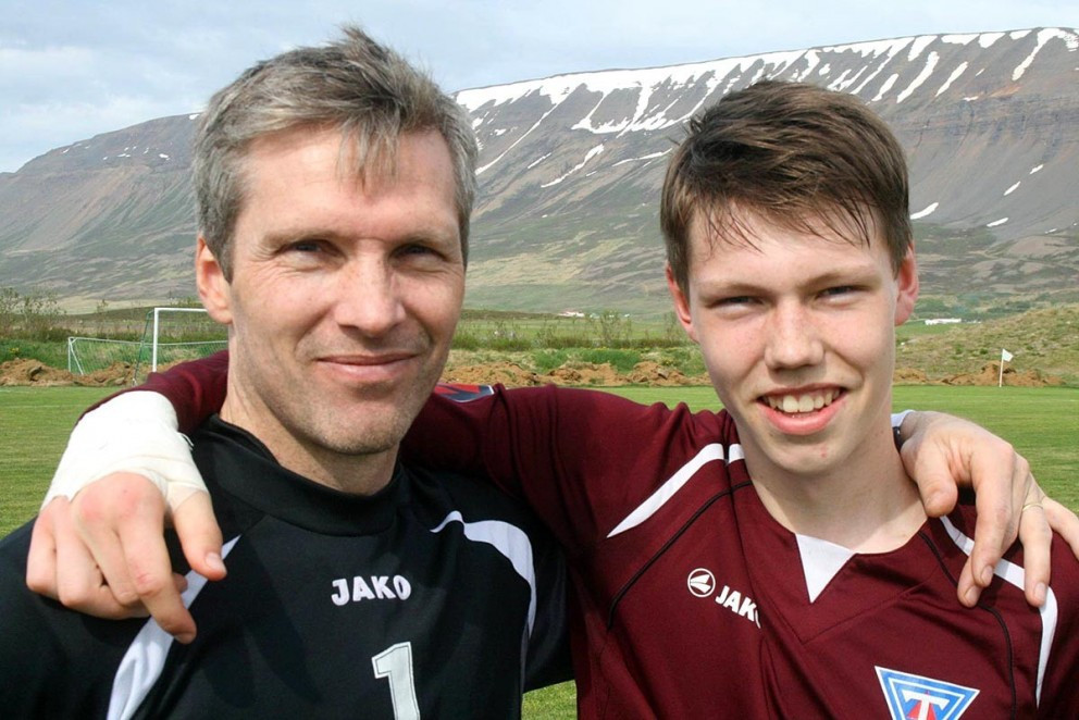 Feðgarir Gísli og Jón Gísli kátir að leik loknum í gær. MYND: ÓBS