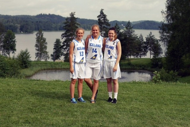 Linda Þórdís B. Róbertsdóttir (mið) og Bríet Lilja Sigurðardóttir (hægri) ásamt Dagbjörtu Dögg Karls…