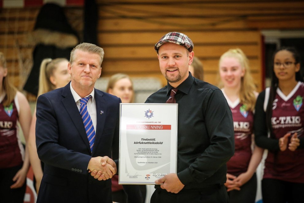 Viðar og Ingólfur Jón ásamt hluta iðkenda í 10. flokki kvenna sem voru formanninum til stuðnings við…