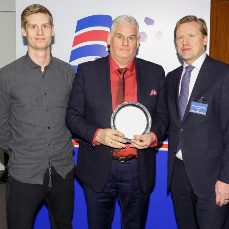 Ingvi Hrannar Ómarsson og Ómar Bragi Stefánsson formaður knattspyrnudeildar Tindastóls taka við Gras…