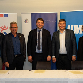 Á myndinni eru frá vinstri:  Andri Stefánsson framkvæmdastjóri ÍSÍ, Lárus L. Blöndal forseti ÍSÍ, Ás…