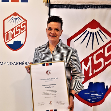Klara Helgadóttir formaður UMSS 
með viðurkenninguna