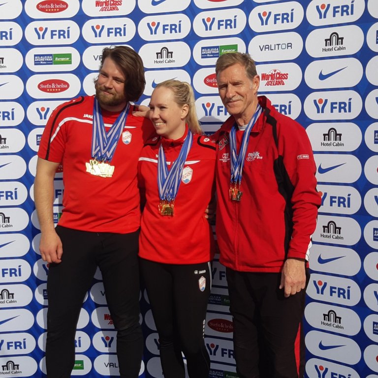 Vignir, Linda og Karl hlaðin gulli eftir keppni helgarinnar.