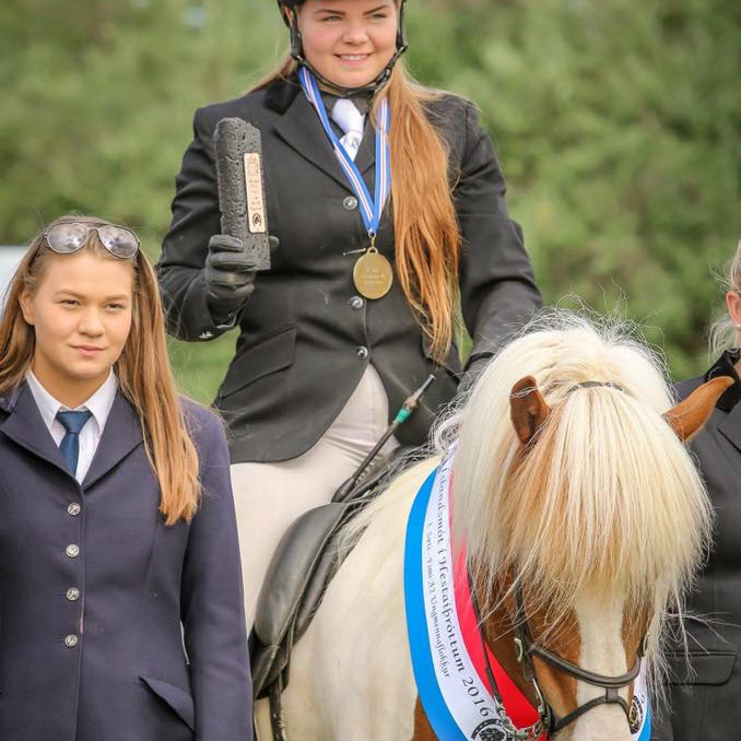 Ásdís Ósk Elvarsdóttir og Hlekkur frá Lækjamóti Íslandsmeistarar 2016 í fimi ungmennaflokki. Mynd: H…