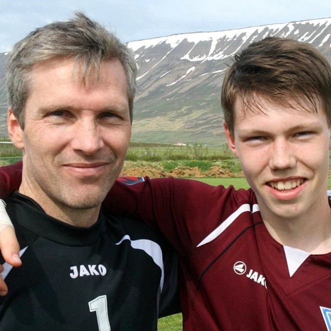 Feðgarir Gísli og Jón Gísli kátir að leik loknum í gær. MYND: ÓBS