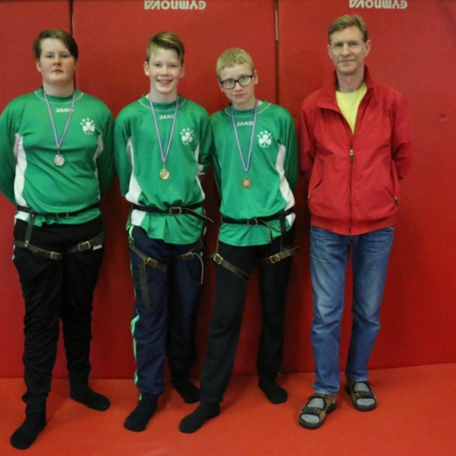 Glímukapparnir frá Varmahlíð, ásamt Karli Lúðvíkssyni. Frá vinstri: Þórir Árni Jóelsson, Guðmundur S…