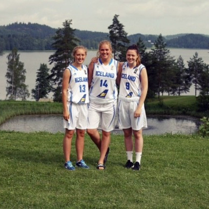 Linda Þórdís B. Róbertsdóttir (mið) og Bríet Lilja Sigurðardóttir (hægri) ásamt Dagbjörtu Dögg Karls…