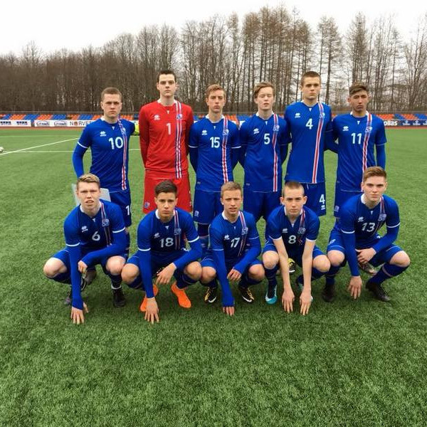 Byrjunarlið Íslands gegn Eistlandi, Jón Gísli lengst til vinstri í fremri röð. Mynd: ksi.is.