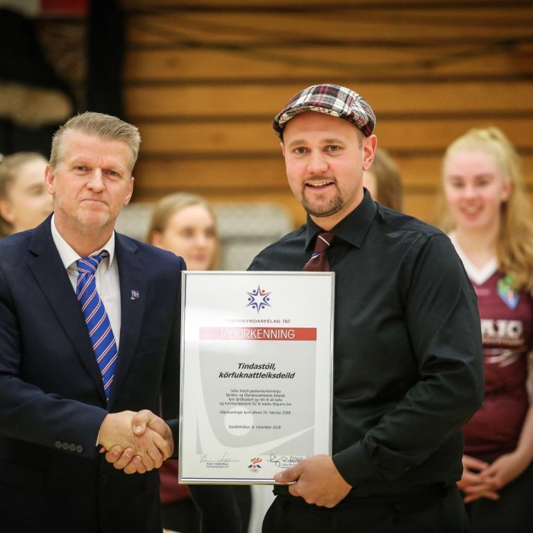 Viðar og Ingólfur Jón ásamt hluta iðkenda í 10. flokki kvenna sem voru formanninum til stuðnings við…